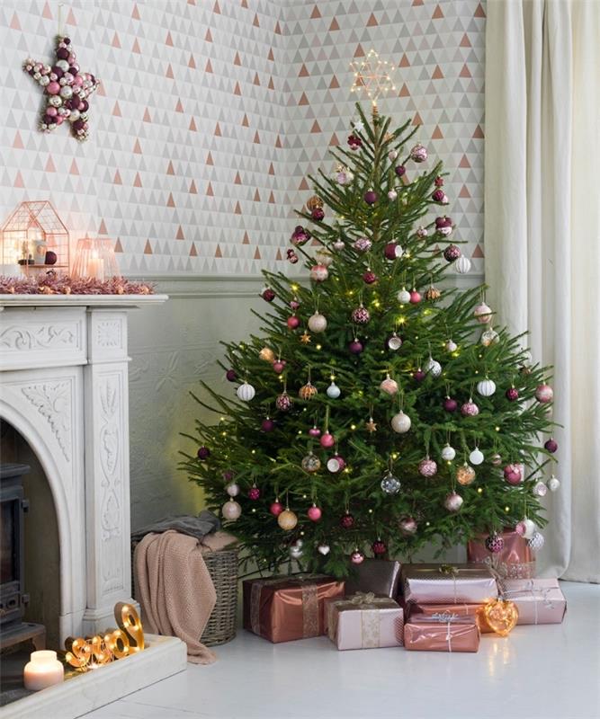 pastel pembe desenli gri modern iç tasarım, pembe toplarla büyük Noel ağacı dekorasyon fikri
