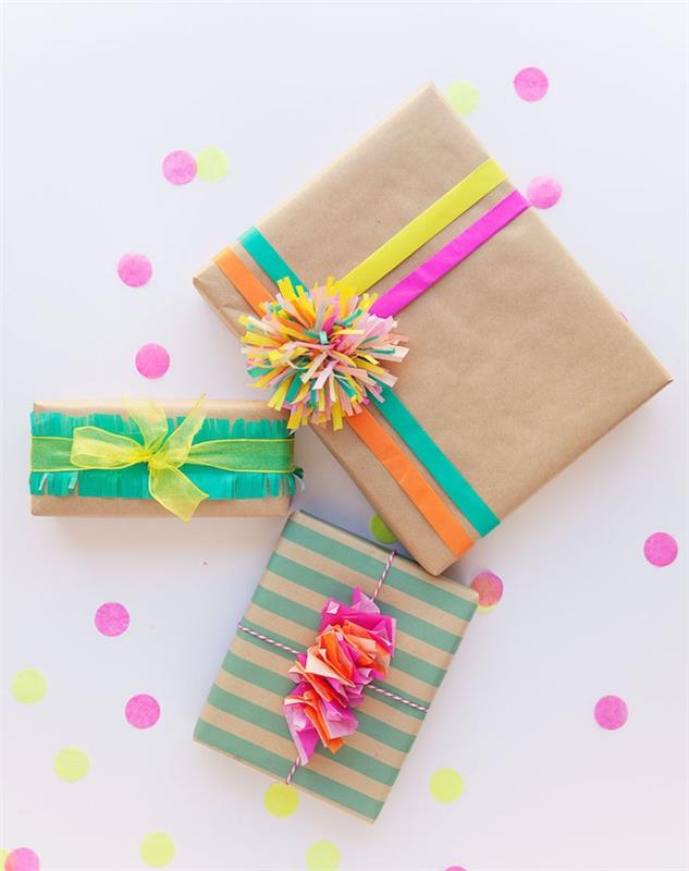 naredite darilno škatlo iz kraft papirja, okrašeno s trakovi s pomponi in majhnimi koščki barvnega krep papirja
