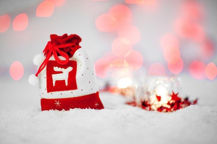 mažas raudonos ir baltos spalvos krepšys su rudolphe elnių raštu, originali dovanų pakavimo idėja smulkiems daiktams