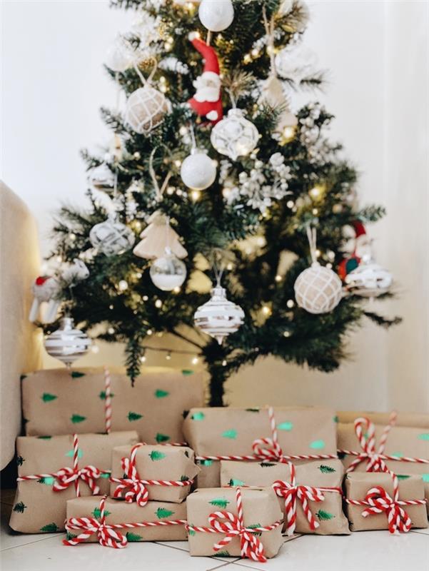 Kalėdų eglutės nuotrauka, papuošta balta ir aukso spalva su Kalėdų Senelio figūrėlėmis, Kalėdų senelio atvaizdas eglutės ornamento pavidalu