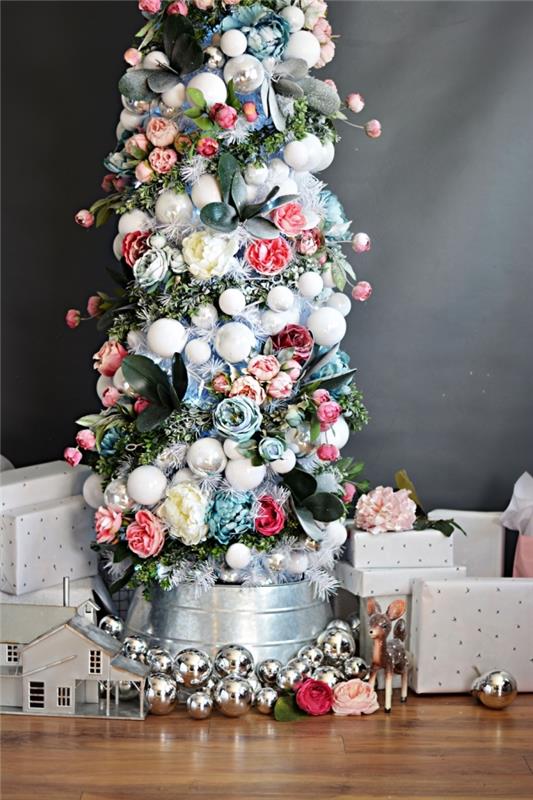 Çiçek çelenkle süslenmiş Noel ağacı modeli, 2019 kışı için çiçek desenli modaya uygun orijinal Noel dekorasyonu
