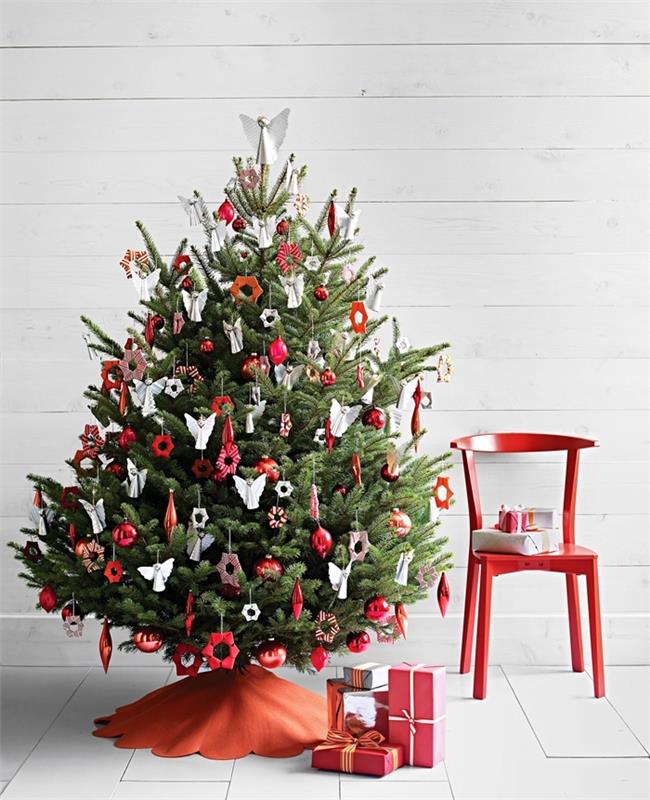 dovanų įpakavimas raudono popieriaus idėja Kalėdų eglutė raudona kėdė medžio papuošalai Kalėdų eglutė