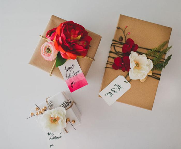 kako narediti darilni paket, zaviti idejo o škatlah iz kraft papirja in okrasiti rože in vrvice, darilno oznako