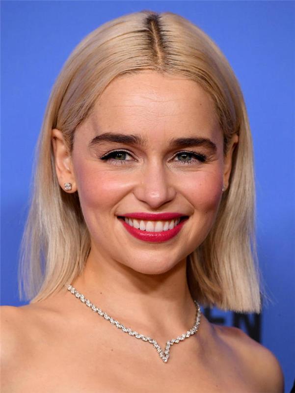 Taht oyunu oyuncusu emilia clarke ve uzun simetrik bob ile platin sarısı saç modelinin festival fotoğrafı