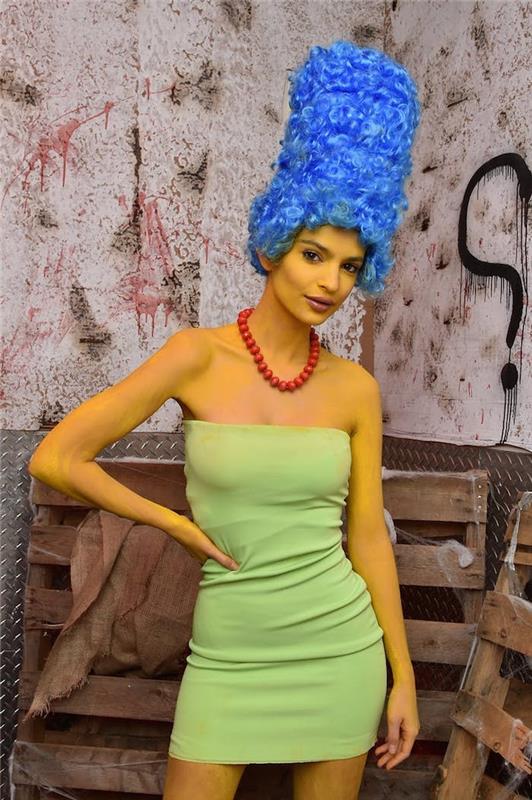 emily ratajkovski vaidina Marge Simpson, spalvotas kūnas geltonai, mėlynas perukas, raudonas karoliai ir žalia suknelė, lengvas Helovino kostiumas