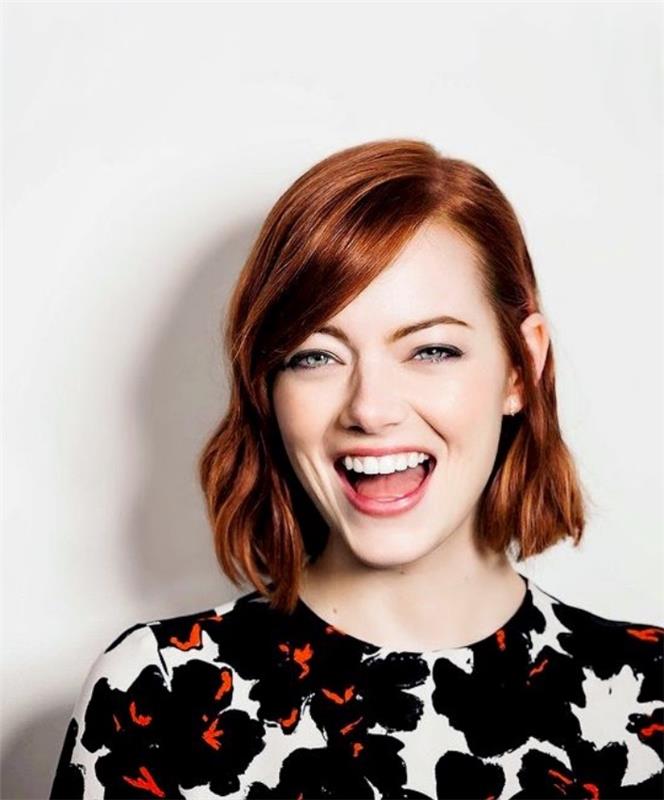 Emma Stone, kısa kadın kesimi, kısa dalgalı bob fikri, kızıl saç, çiçek desenli kıyafet