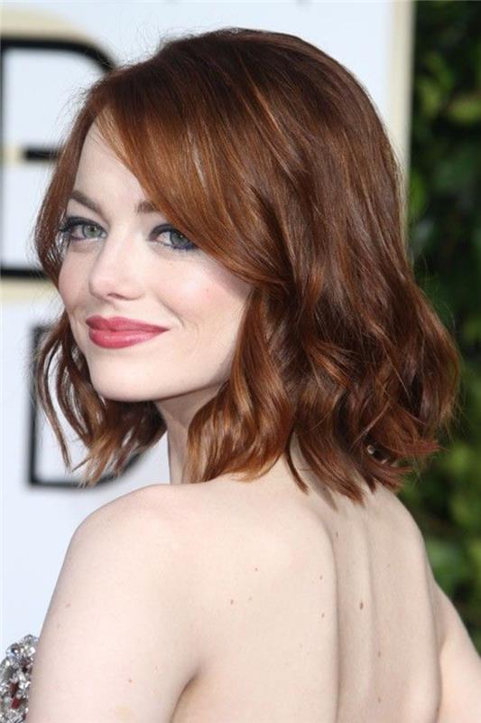 emma stone in njena kratka ženska, rdeči lasje z lahkimi valovi, zelo ženstven valovit bob