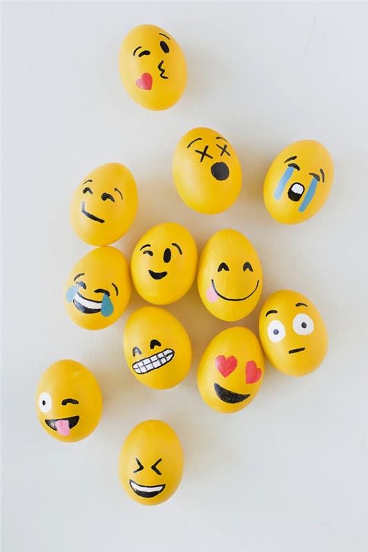 Emoji tasarımlı, sarıya boyanmış ve toksik olmayan işaretleyici tasarımlara sahip sahte plastik yumurtalar