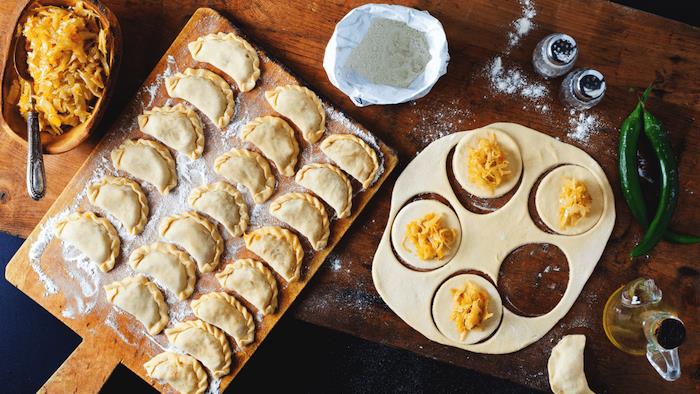 Empanadas su tarkuotomis bulvėmis, šventinis patiekalas, aperityvo vakarienės idėja, lengvas užkandis