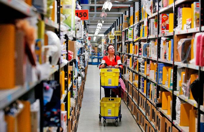 bir Amazon deposunun raflarında kullanılan ve iş istasyonu önümüzdeki on yıl içinde robotların gelişiyle tehlikeye atılmamış gibi görünen fotoğraf