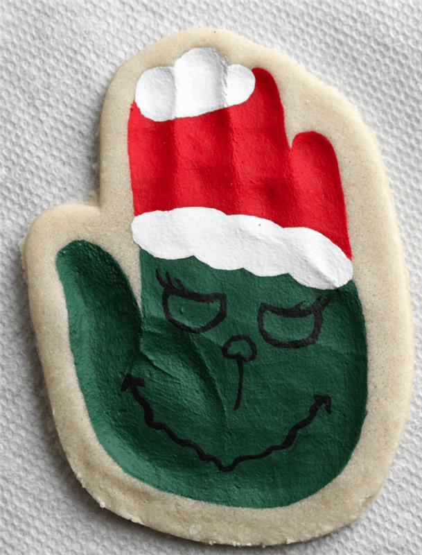 çocukların el izi ve grinch kafa boyası ile tuzlu hamurdan Noel dekorasyonu yapın