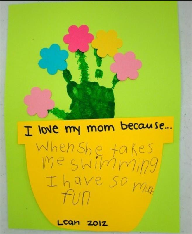 osebna voščilnica za mamo, barvit papir, cvetlični lonec iz rumenega papirja, večbarvni odtis dlani in rože iz papirja, darilo za materinski dan, ročna dejavnost v vrtcu