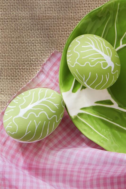 idėja padaryti kiaušinių dekoraciją žalios spalvos ir lapų dizaino atspaudus, pagamintus naudojant baltą netoksišką žymeklį