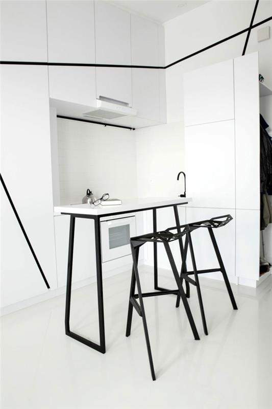 perdažykite virtuvę balta ir juoda spalvomis, akcento linijos - juodos, juodos spalvos metalo staliukas ir baro kėdės, blizgios baltos plytelių grindys, baltos stumdomos durys pažymėtos grafinėmis linijomis