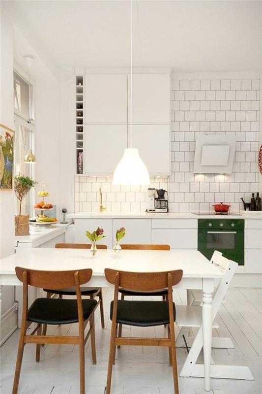 ucuz mutfak, ucuz hazır mutfak, beyaz karo zemin, kahverengi ahşap sandalyeli beyaz kare masa ve beyaz boyalı ahşap katlanır sandalye