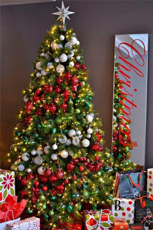in-red-and-green-decoration-christmas-tree-diy-deco