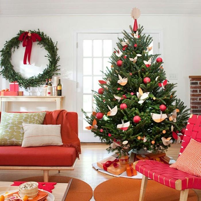 v-rdeče-zeleni-dekoraciji-božično drevo-veličastno-izvirno-božično okrasje