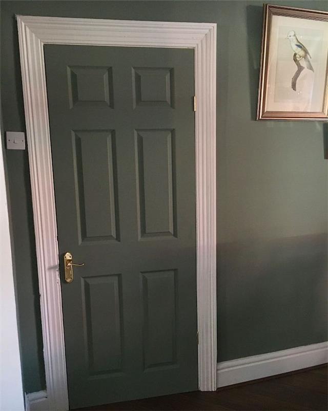 kapı çerçevesi farklı renk beyaz çerçeve ve reseda kapı ve duvar