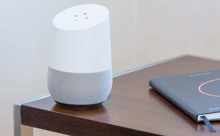 sesli talimatlar sayesinde evi yönetmek için akıllı bir bağlantılı hoparlör google home, baba geek için orijinal yılbaşı hediyesi fikri