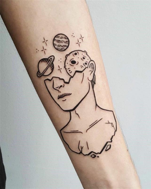 Tetovaža podlaket s črnim črnilom, model tetovaže geometrijskega obraza in planetov, tema za njegovo glavo armadila v oblakih, vendar kozmično