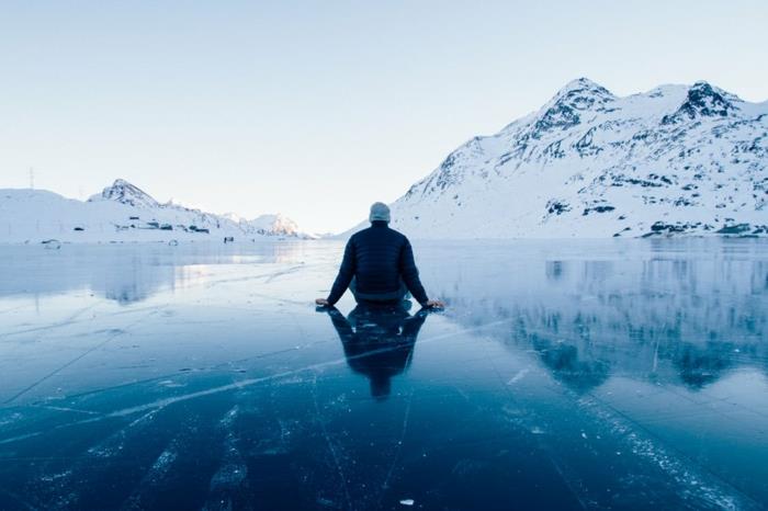 šiaurinis kraštovaizdis, Aliaska, žmogus, sėdintis ant ledo, žvelgiantis į priešais apsnigtus kalnus, didelis mėlynas