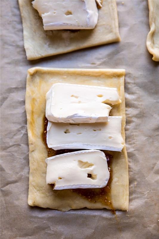 listnato pecivo z marmelado iz brieja in fige, naredite mini torte kot enostaven aperitiv za 10 oseb