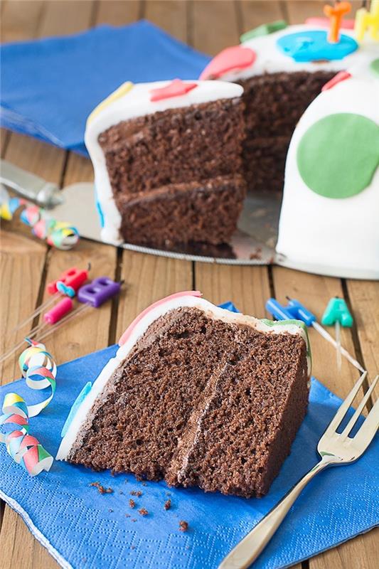 Drėgnas šokoladinis pyragas gražus šokoladinis gimtadienio pyragas desertas, padengtas spalvingais fondanto sluoksniais