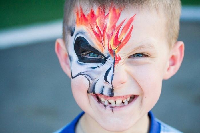 primer otroškega ličila, ki ga je enostavno doseči z lahkim slikanjem, maska ​​za noč čarovnic DIY z gorečo obliko lobanje