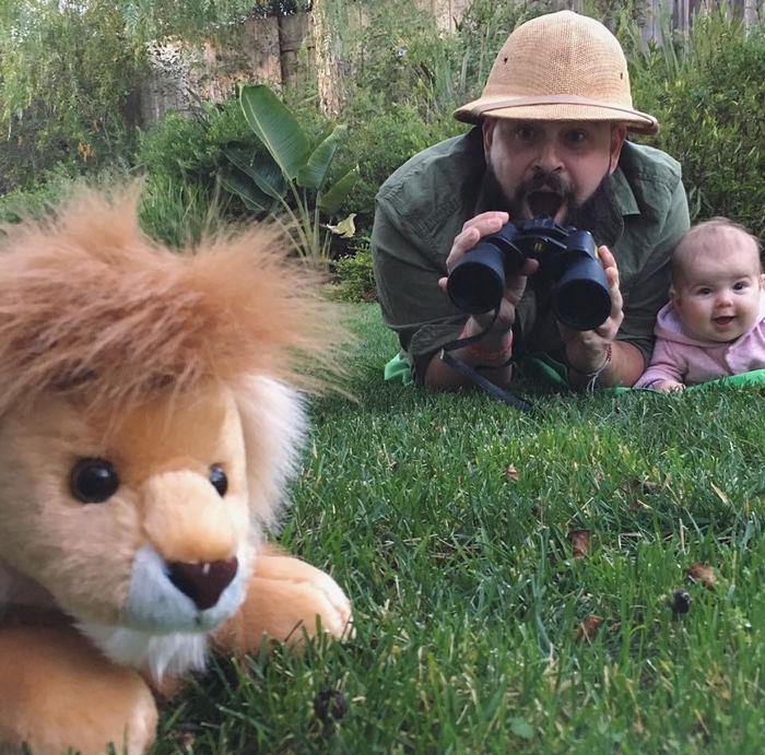 Baba bebeğini bahçede gizler, çocuk cadılar bayramı kostümü fotoğrafı, Cadılar Bayramı'nı ailesiyle kutluyor, aslan kral Simba peluş