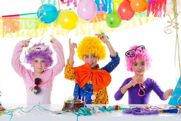 sirk temalı bir doğum günü partisi için palyaço kılığına girmiş çocuklar, balon ve yapraklarda çocukların doğum günü dekorasyonu ve kağıt mendil çelenkleri