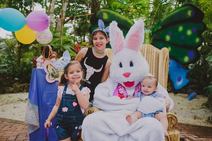 Vaikai ir Velykų zuikis, linksmybės sode, linksmų Velykų atostogų nuotrauka bon fete de paques
