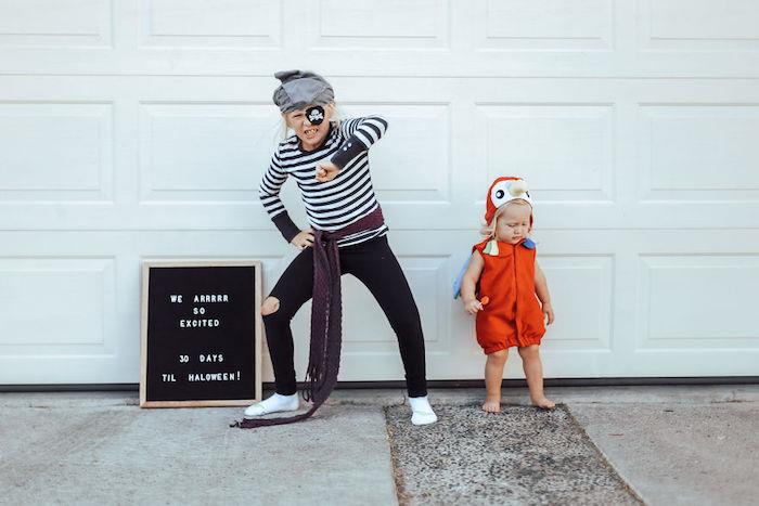 Vaikų bendri kostiumai, papūgos ir piratų lengvo Helovino kostiumo idėja, juokingas užmaskavimas dviem