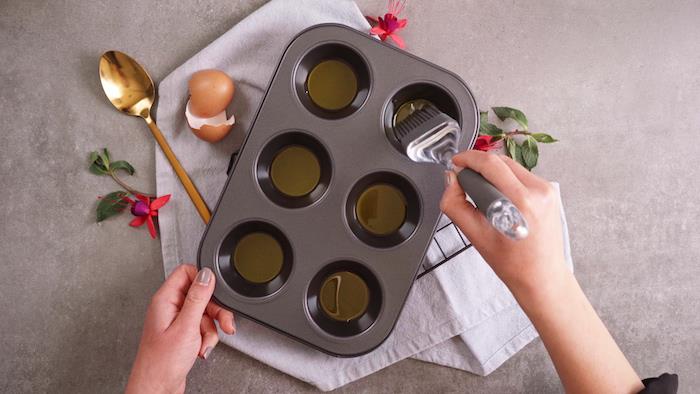 namastite pekač za mafine z oljem in segrejte preprost recept za jorkširski puding enostavna in hitra sladica