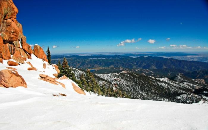 kar yağışı-pirenler-fantastik-görüntü-dağ-kar-panoramik-görünümü