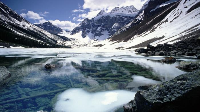 kar yağışı-istasyonları-alpes-à-qoui-ça-resamble-une-image-lac-frozen