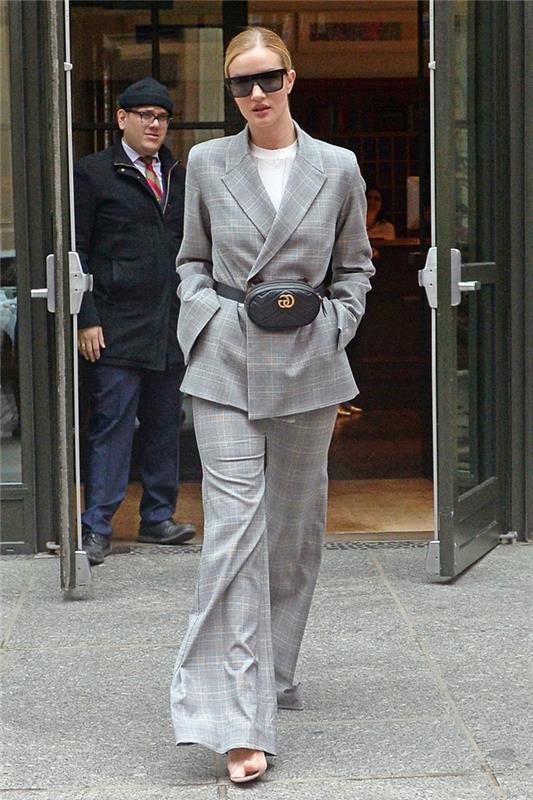 šviesiai pilkas komplektas Velso princas balti marškinėliai kostiumas moterų klasės sandalai juodi akiniai nuo saulės elegantiški drabužiai