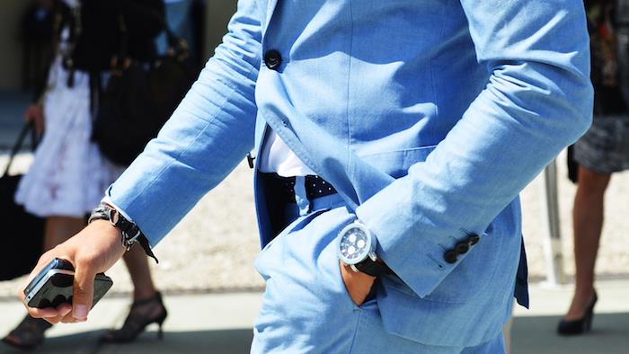 svetlo modra moška lanena obleka za poletje