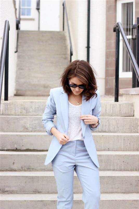 beyaz bir kolsuz bluz ile kombinlenmiş soluk mavi bir kadın pantolon takımı örneği, kadınlar için akıllı gündelik kıyafet fikri