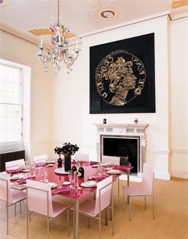 kič okras za jedilnico z rožnato mizo in rožnatimi stoli ter zlato tablo