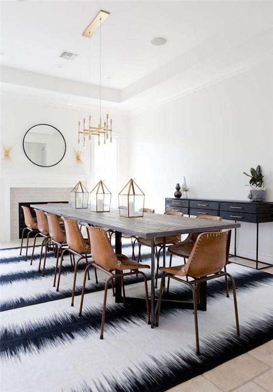 Skandinavska jedilna miza z retro rjavimi usnjenimi stoli v beli sobi na črno beli preprogi