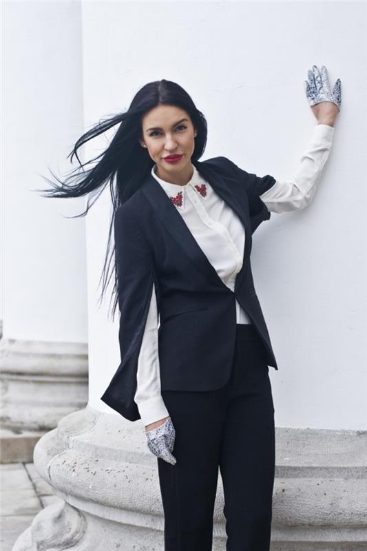 prašmatnus moteriškas juodos spalvos kelnių modelis su švarkeliu su įkirptomis rankovėmis ir originaliais baltais marškinėliais