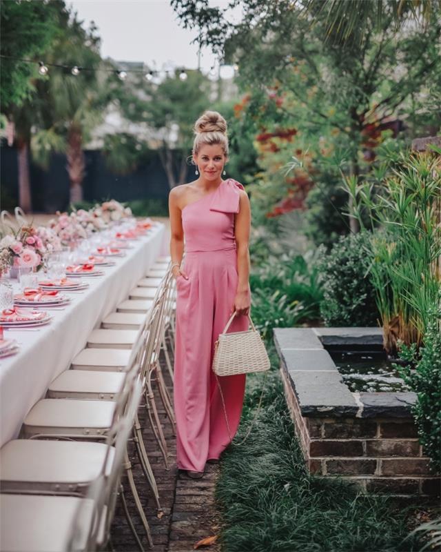 kokia apranga dalyvauti vestuvėse, prašmatnus kombinezono modelis su plačiomis kojomis su asimetrine apykakle rožinėje elegantiškoje vestuvinėje suknelėje moterims