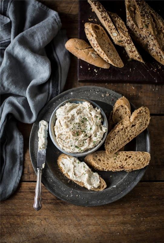 Bruschetta ve African hamur snoek ile kolay meze fikri, peynir ve taze otlar ile kolay başlangıç ​​tarifi