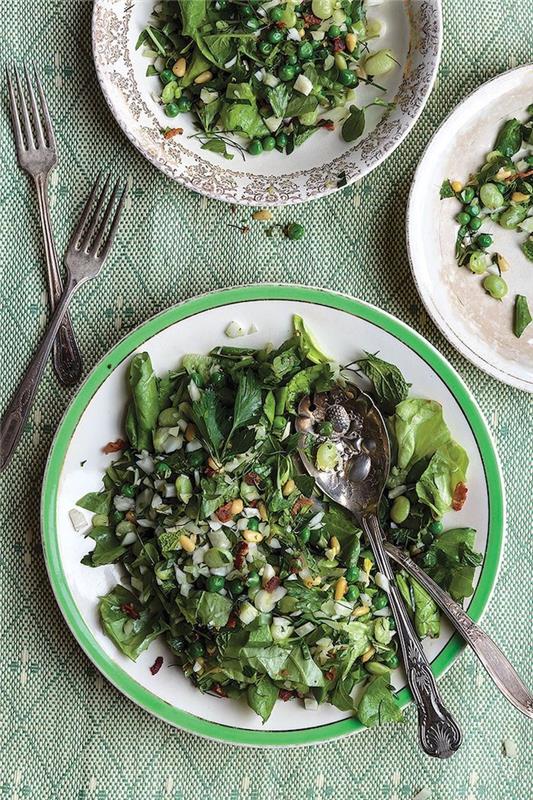 žiemos užkandis su žaliomis salotomis ir dribsniais, patiekiamas ant dryžuotos staltiesės su Argentinos stalo įrankiais