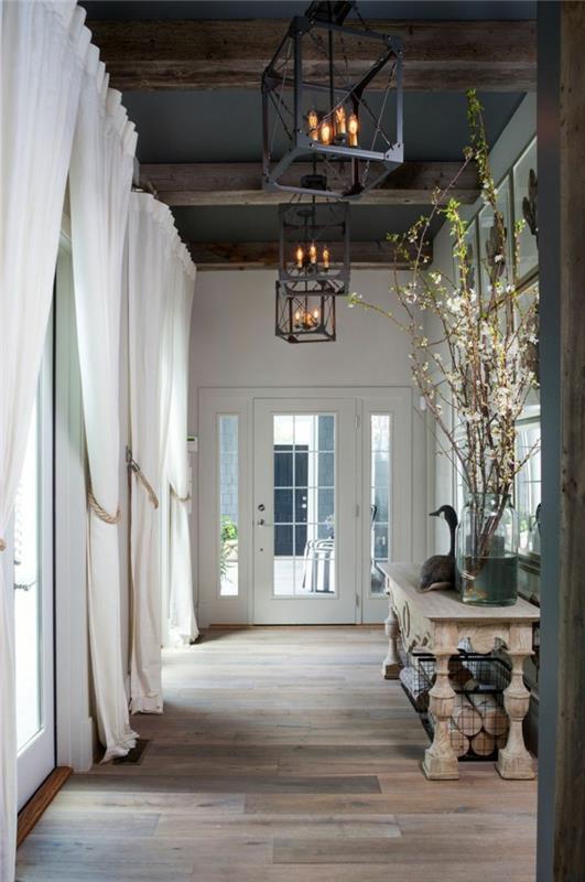 vhod-z-lesenim-stropom-dekorativni-gred-hrast-gred-z-dolgimi-belimi-zavesami