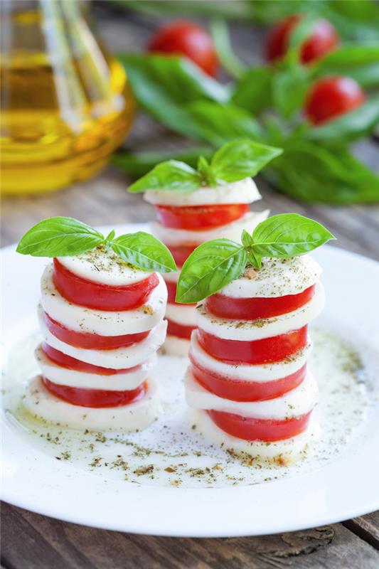fesleğenli mozzarella ve domates dilimlerinde caprese salatası fikri, orijinal İtalyan aperatif salatası