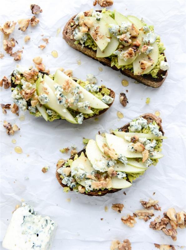 avokado, elma ve gorgonzolü birleştiren vejetaryen bruschetta