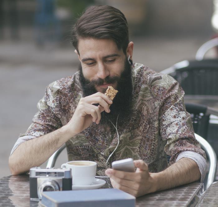 hipstersko okrašena hipsterska brada in modna frizura