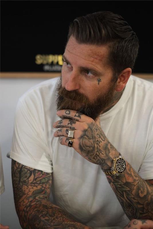 hipster moški z brado in trendovskimi tetovažami