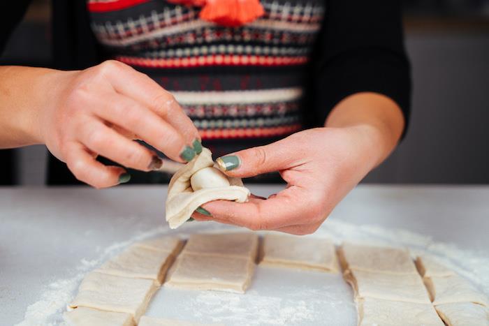 bir kış ve paylaşmak için Noel aperitifi yapmak için bir mozzarella topunu pizza hamuruna sarın